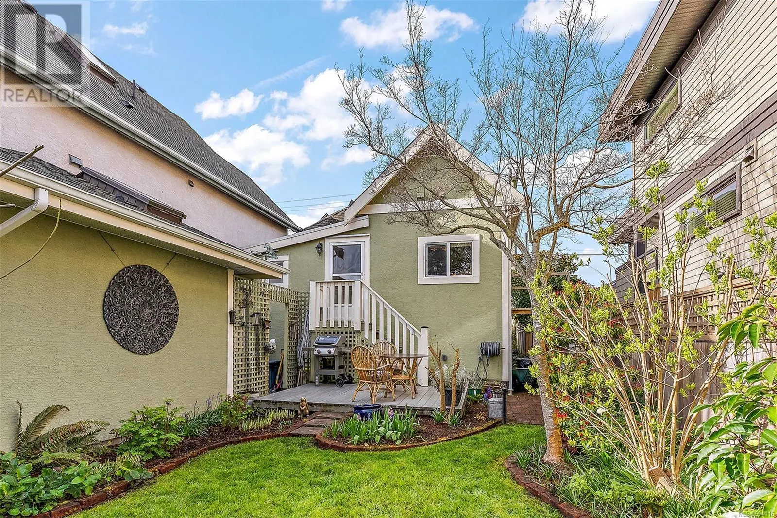 212 Simcoe St