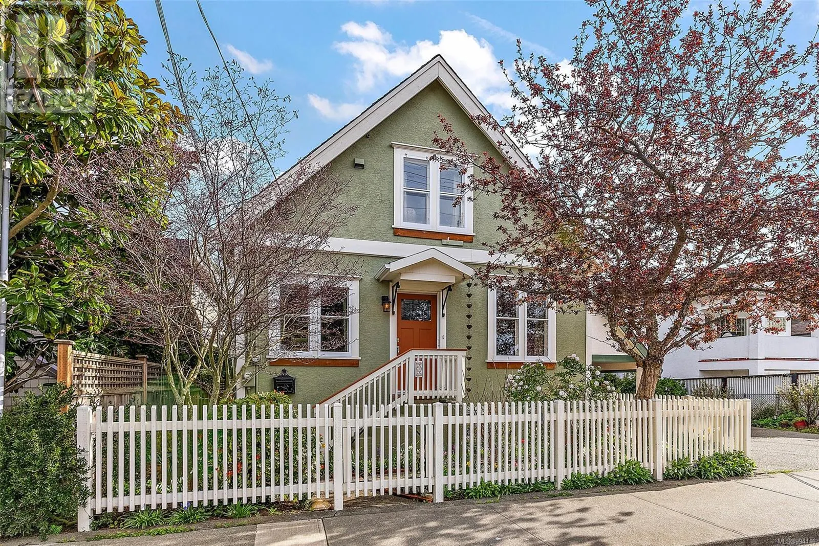 212 Simcoe St