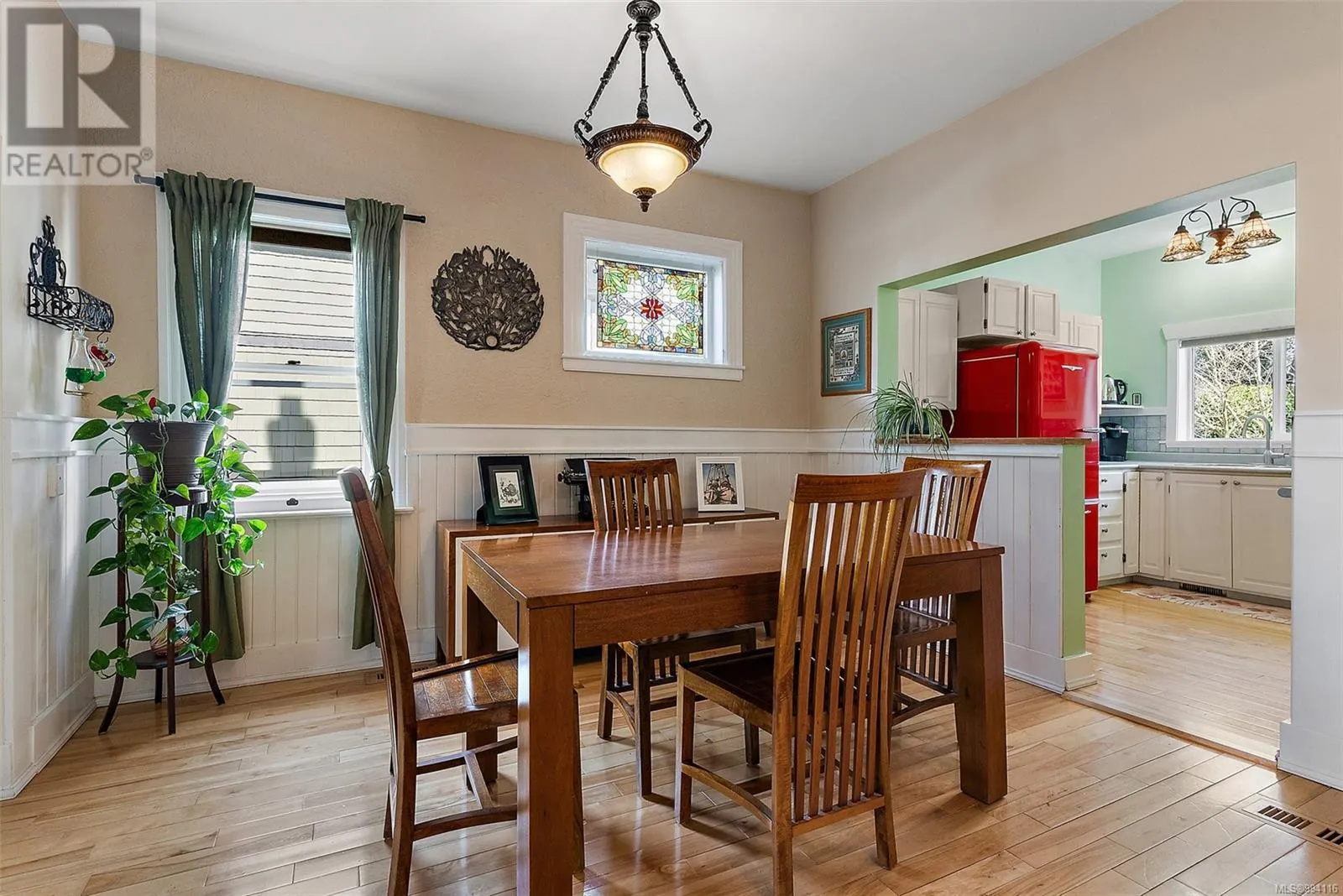 212 Simcoe St