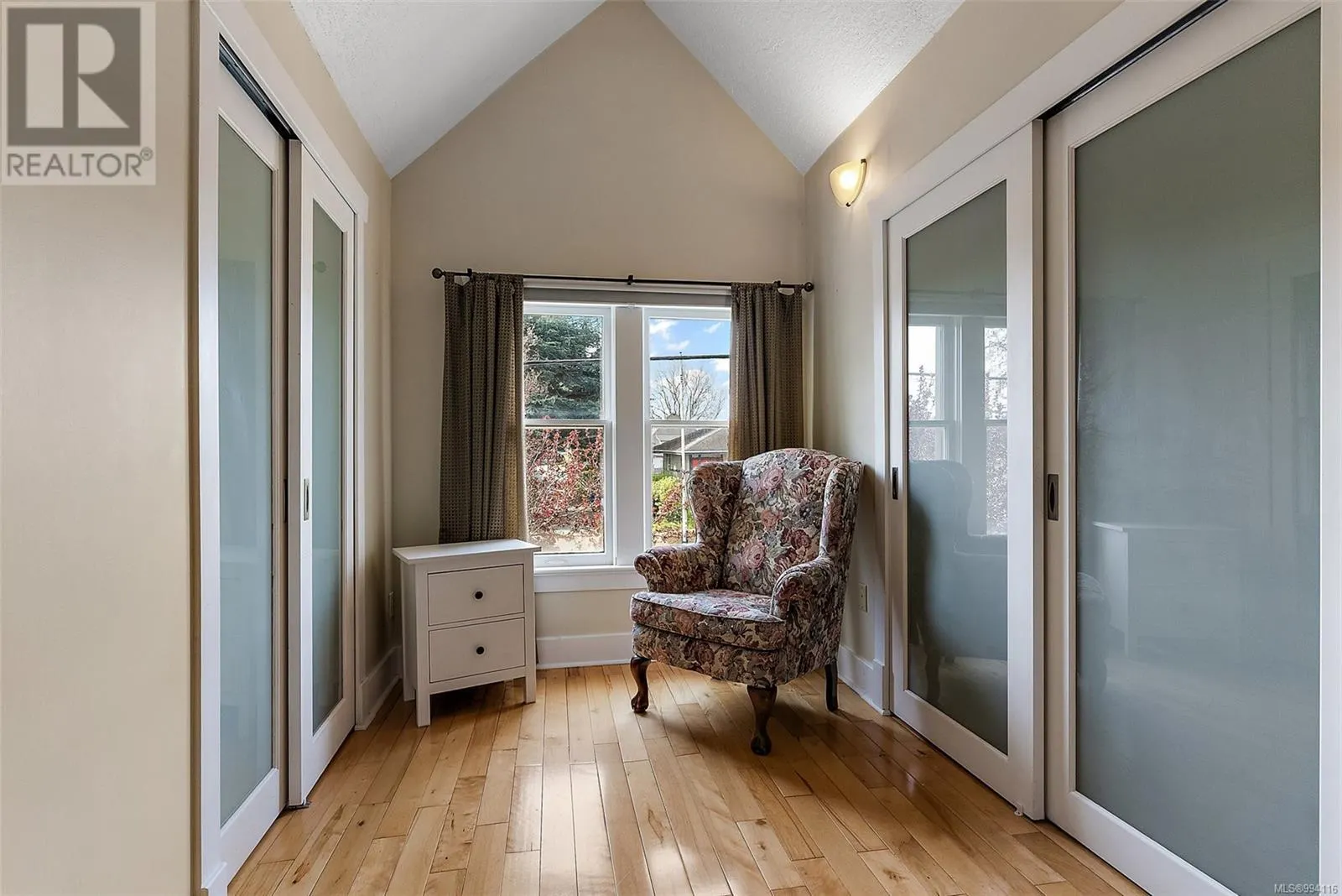 212 Simcoe St