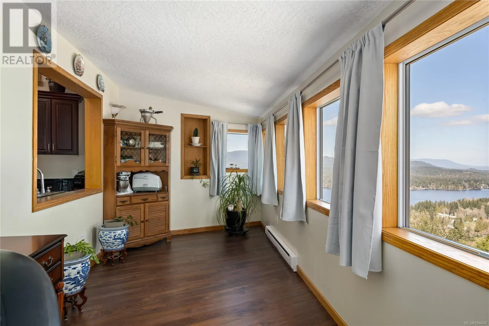 1828 Strathcona Hts
