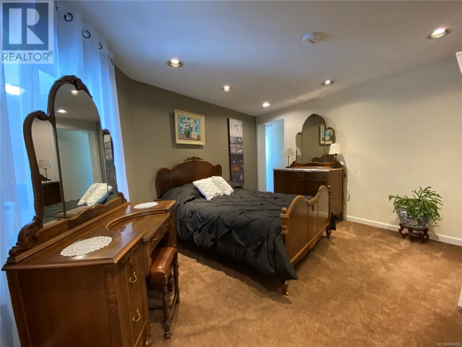 1828 Strathcona Hts