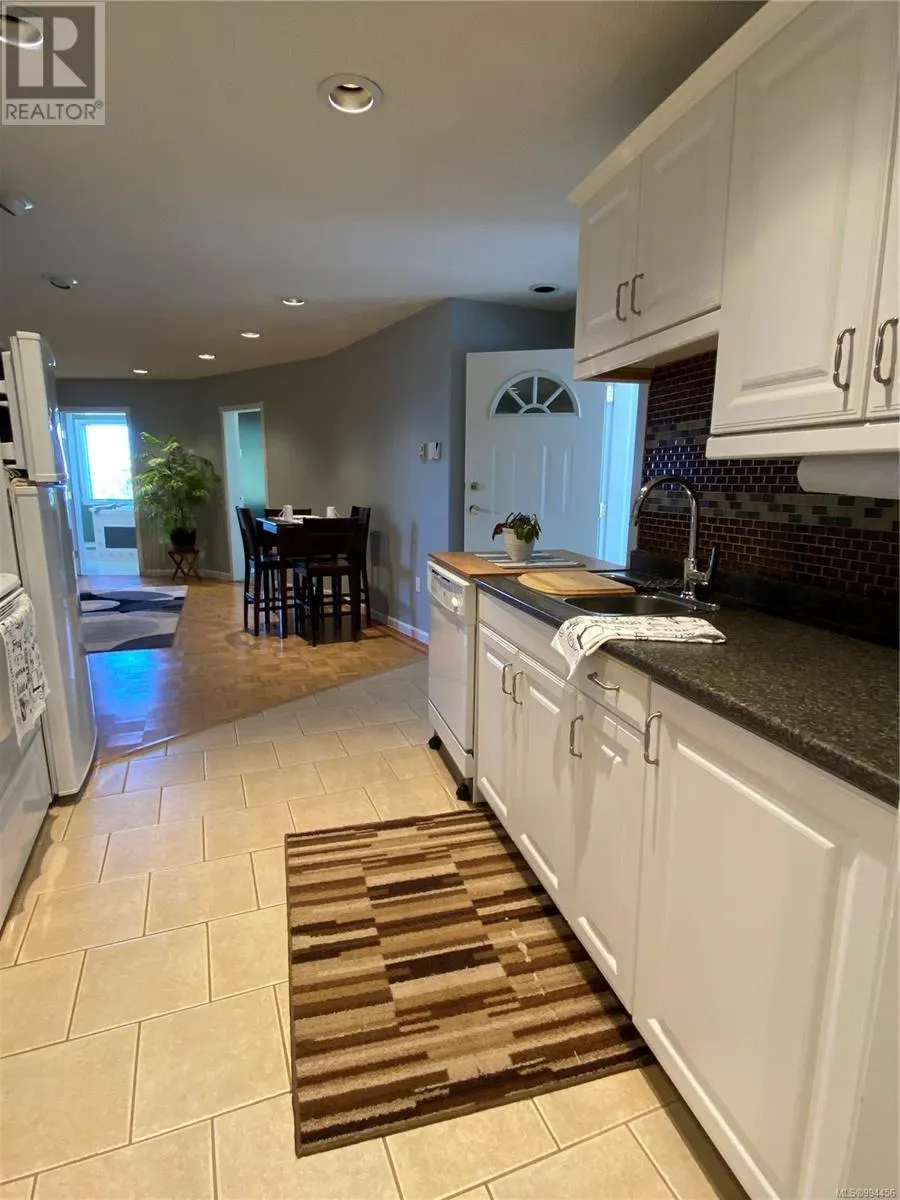 1828 Strathcona Hts