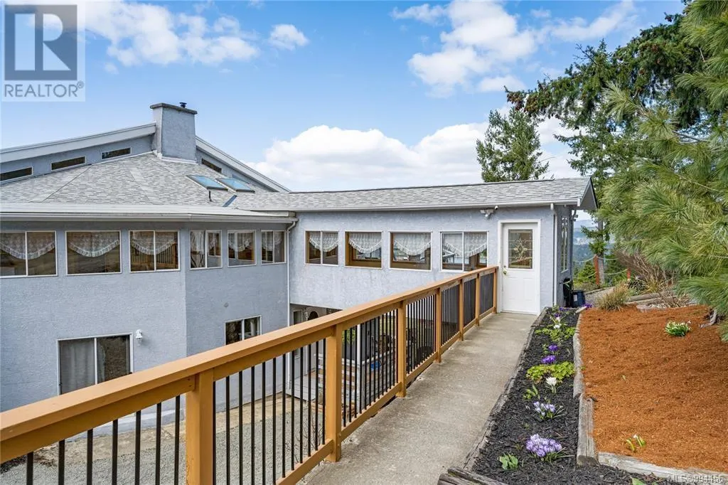 1828 Strathcona Hts
