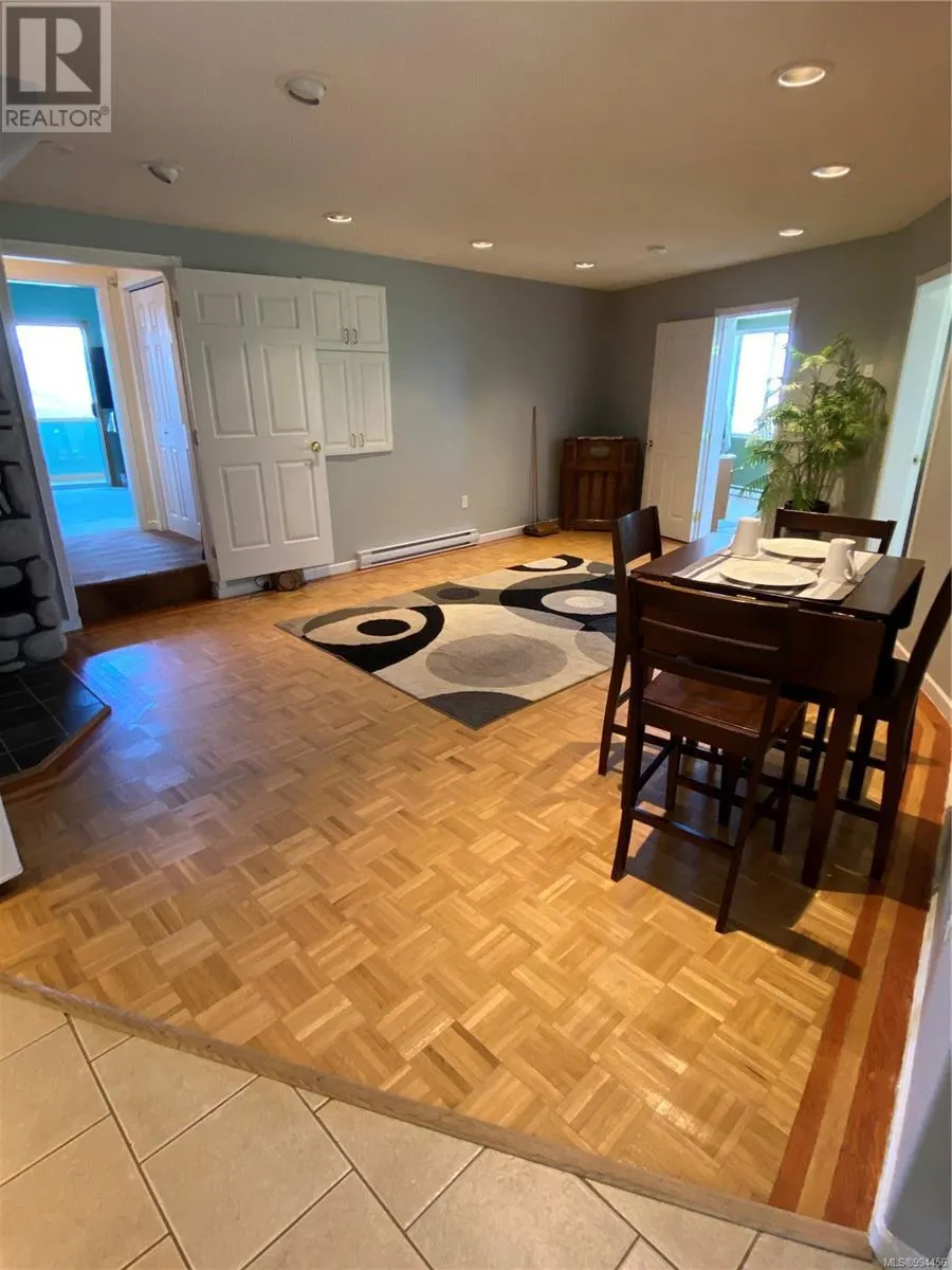 1828 Strathcona Hts