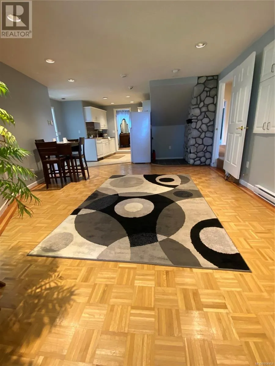 1828 Strathcona Hts