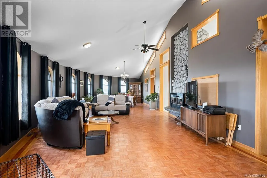 1828 Strathcona Hts