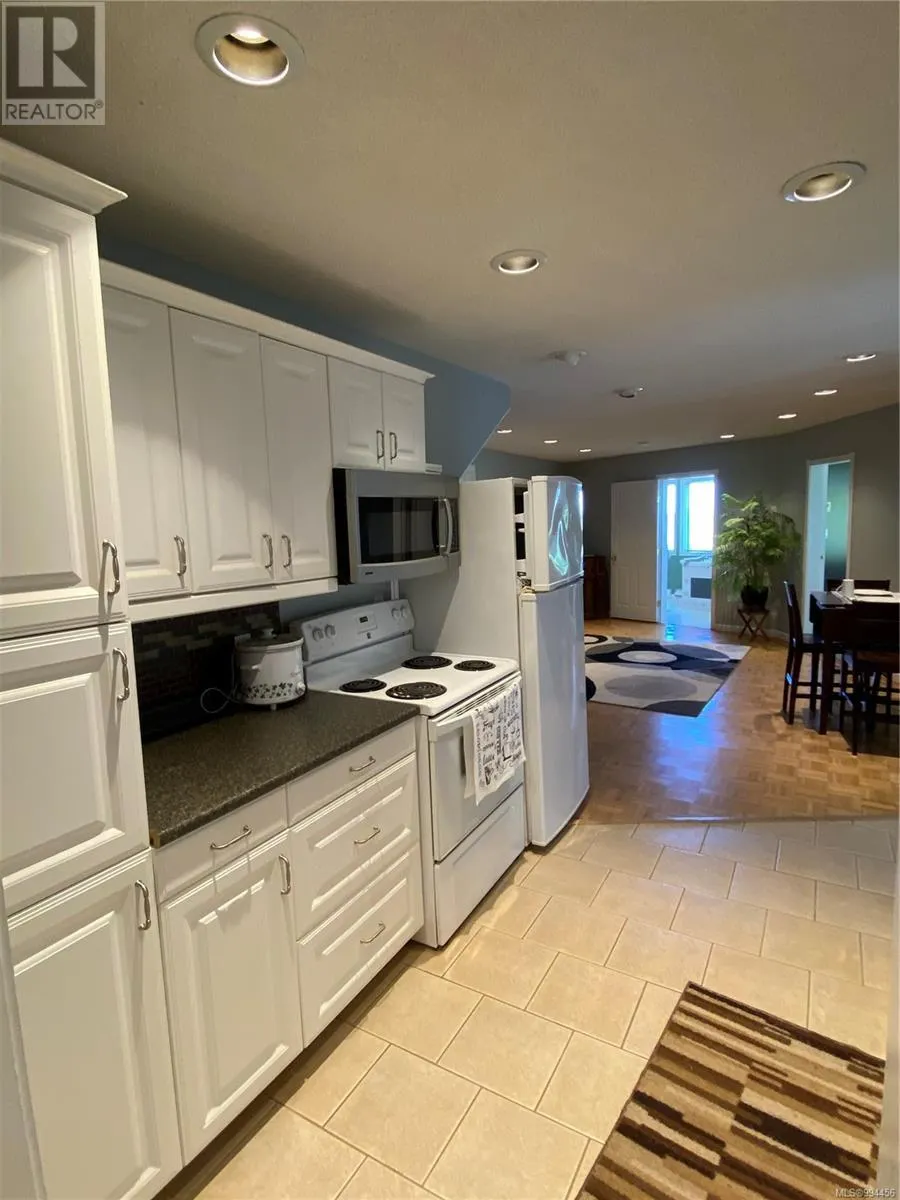 1828 Strathcona Hts