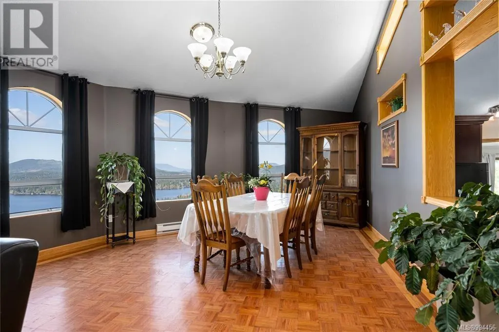 1828 Strathcona Hts