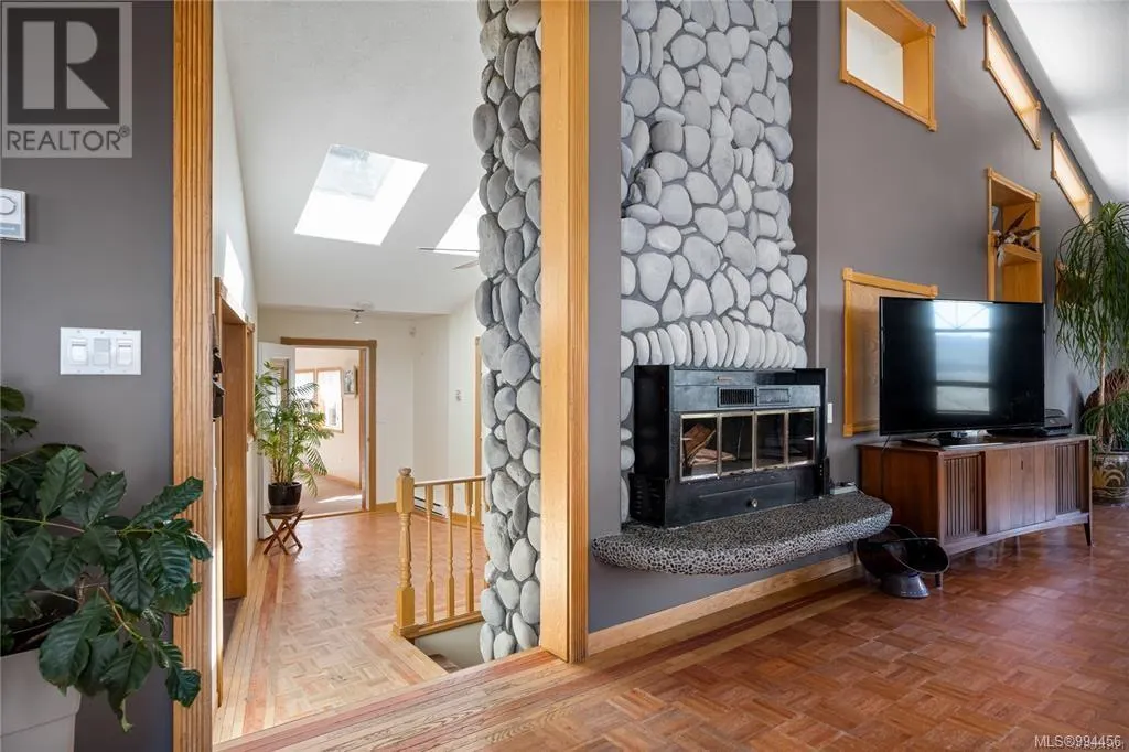 1828 Strathcona Hts