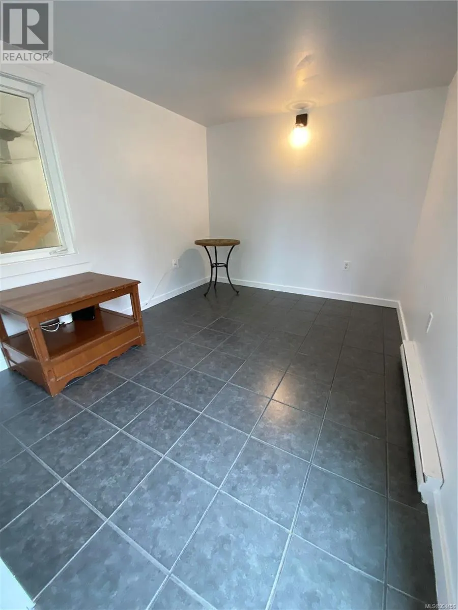 1828 Strathcona Hts