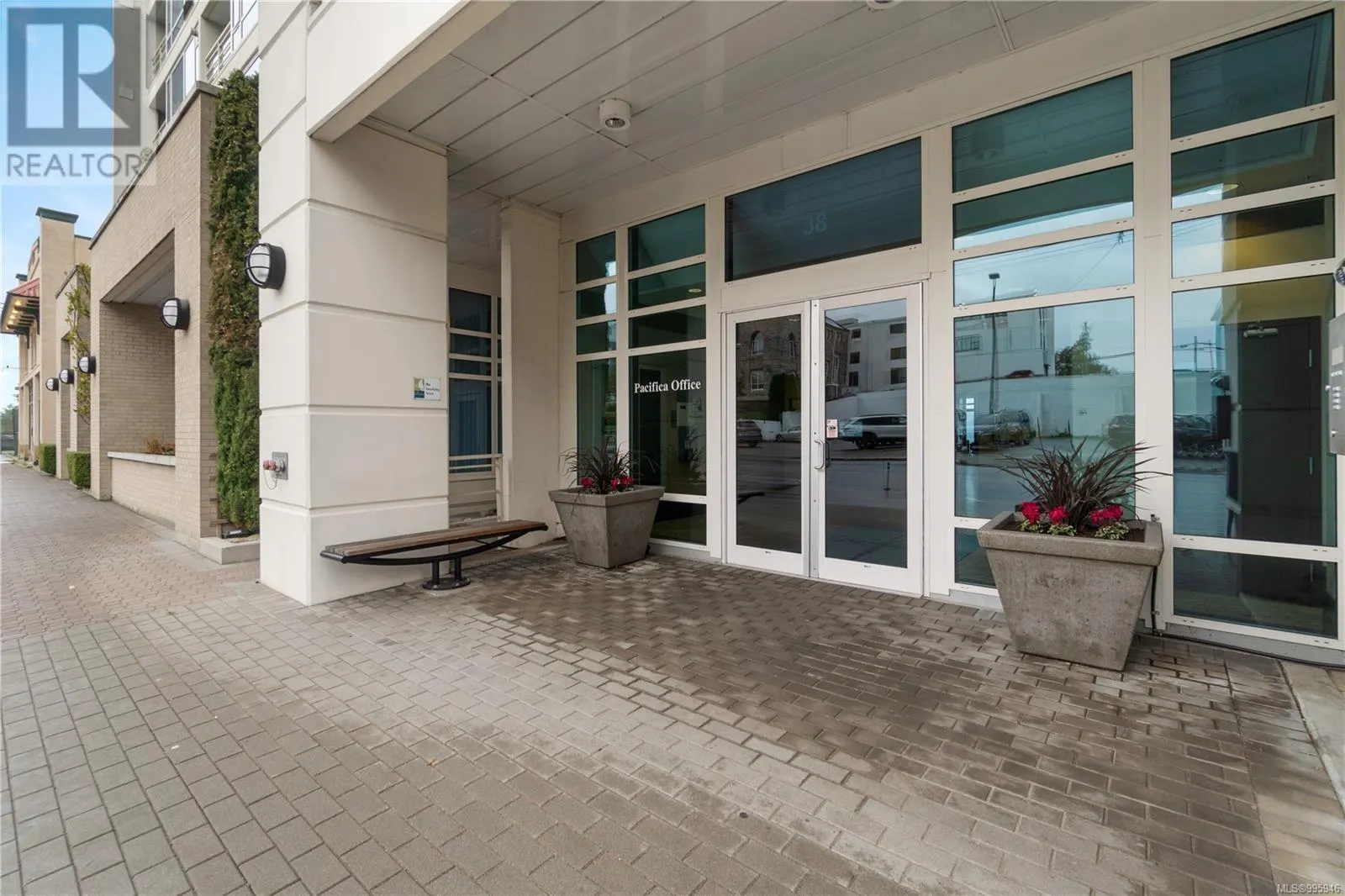 1302 38 Front St