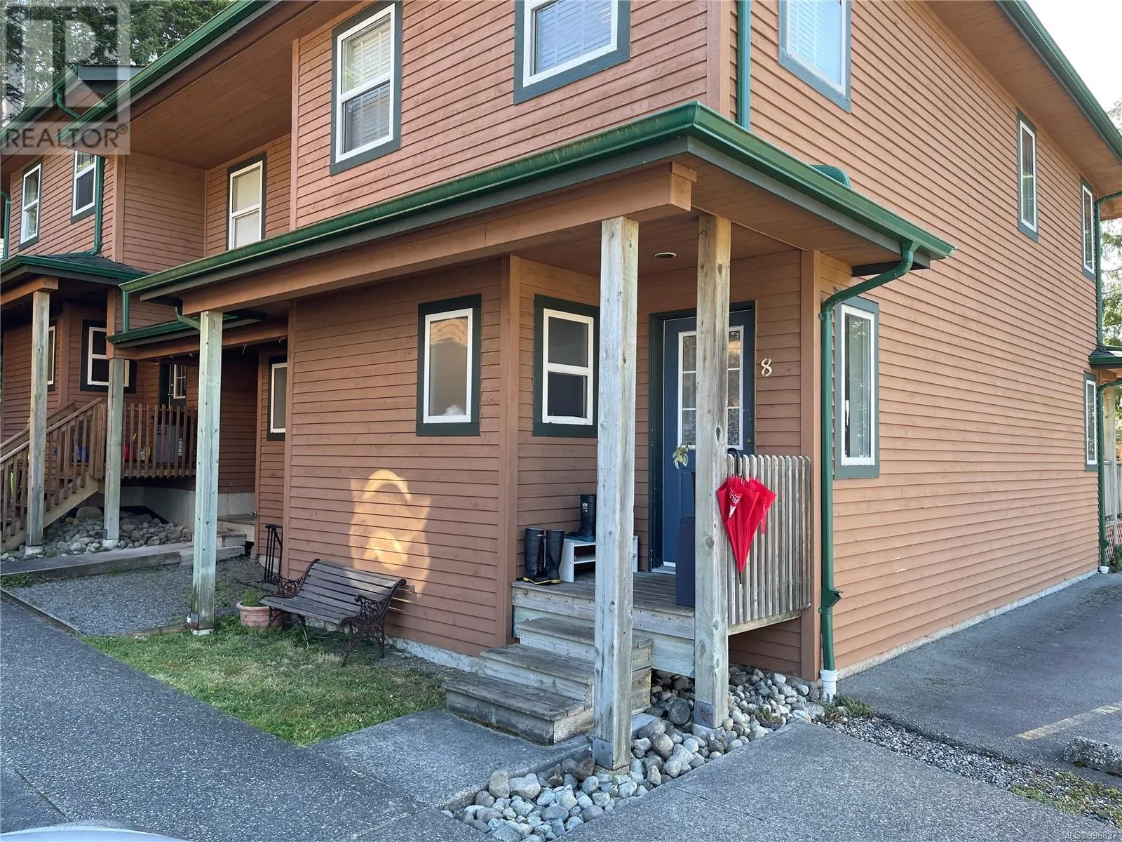 8 1545 Larch Rd