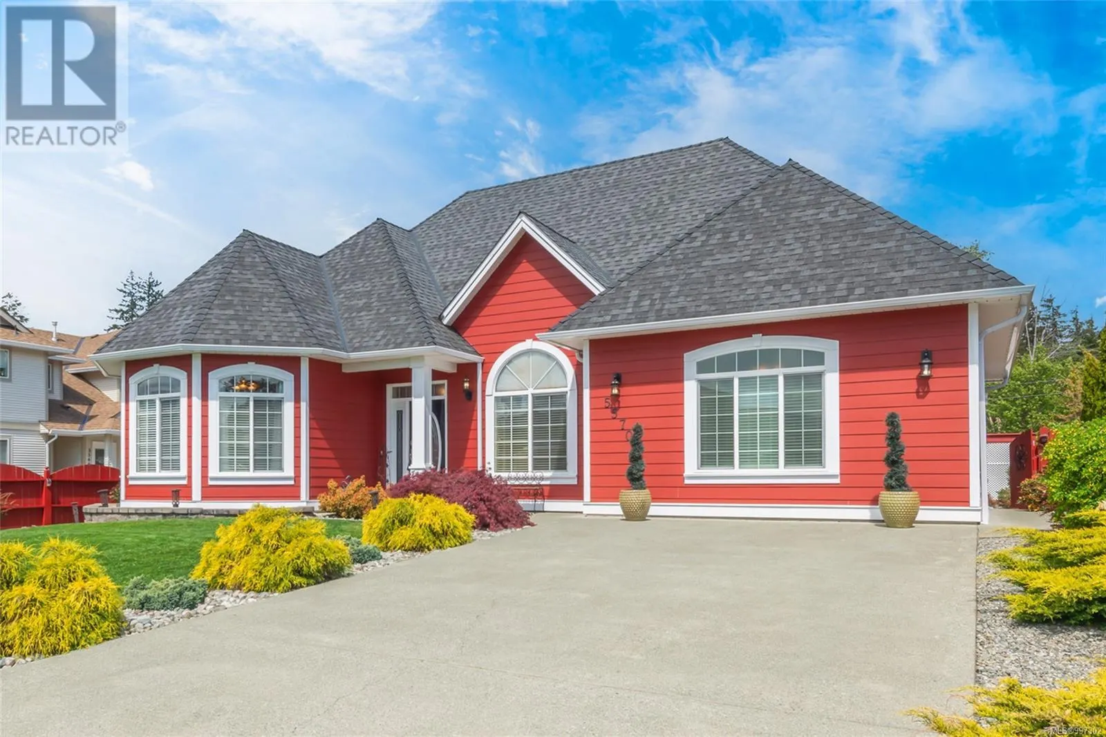 5570 Woodland Cres