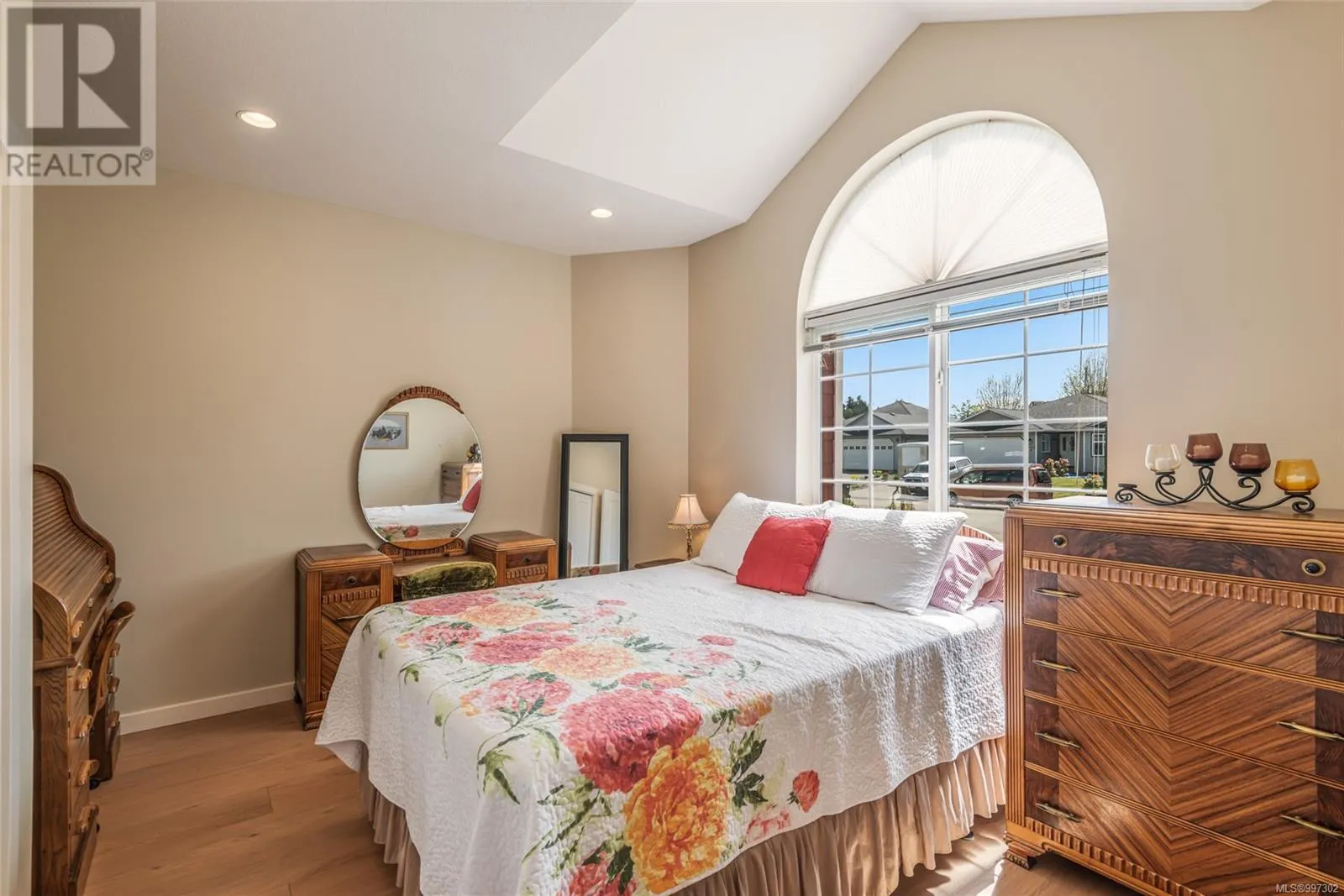 5570 Woodland Cres