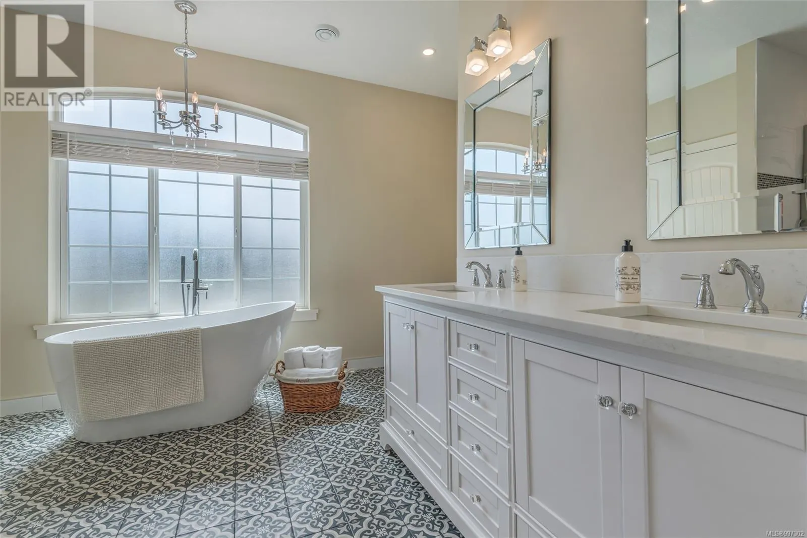 5570 Woodland Cres