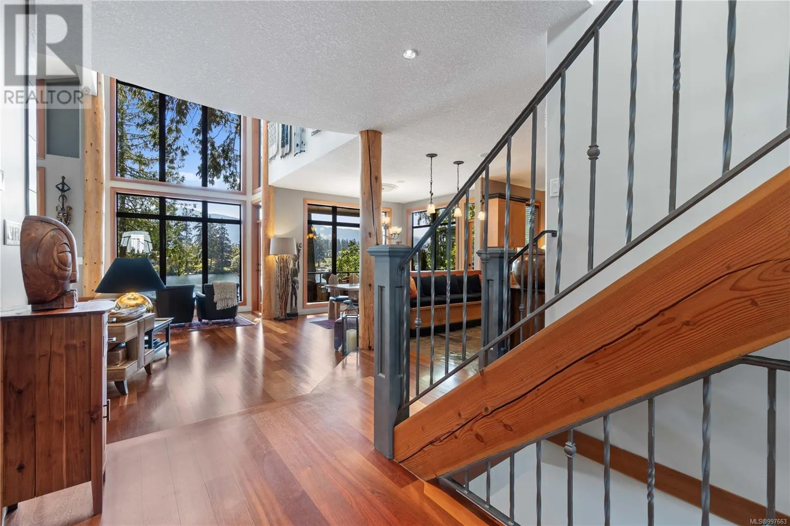 211 Ferntree Pl