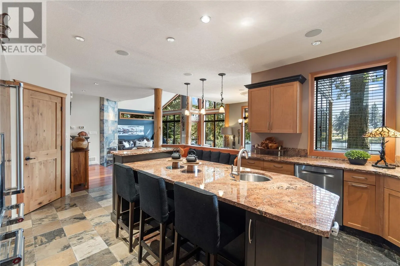 211 Ferntree Pl
