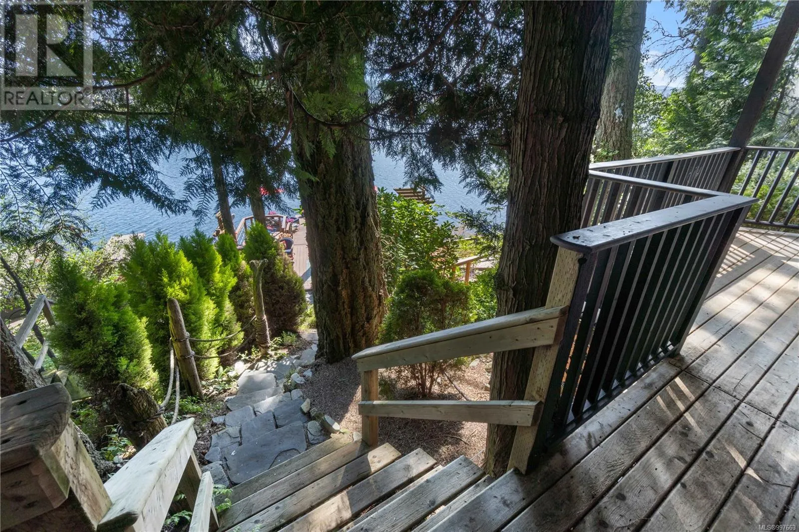 211 Ferntree Pl