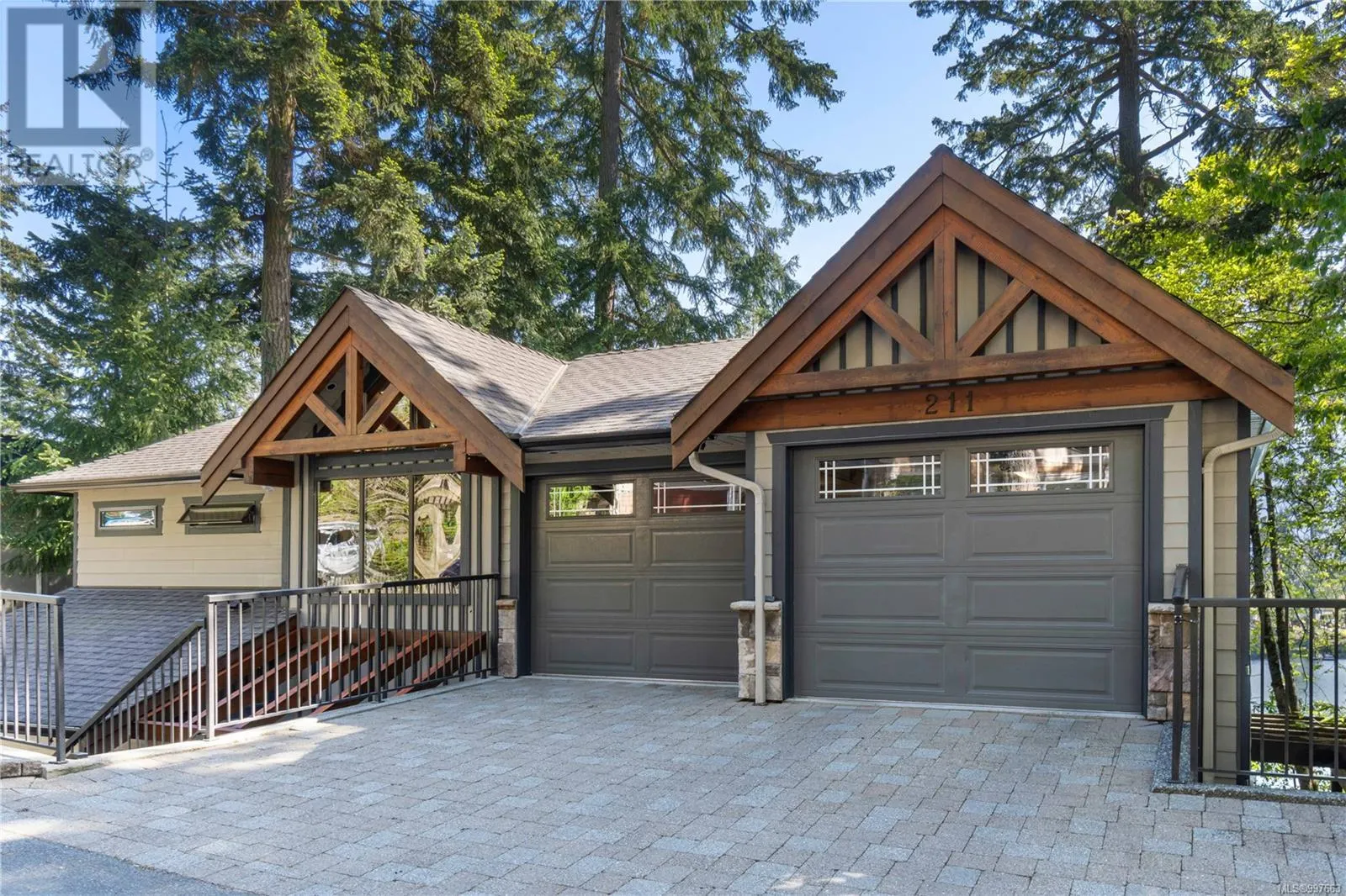 211 Ferntree Pl
