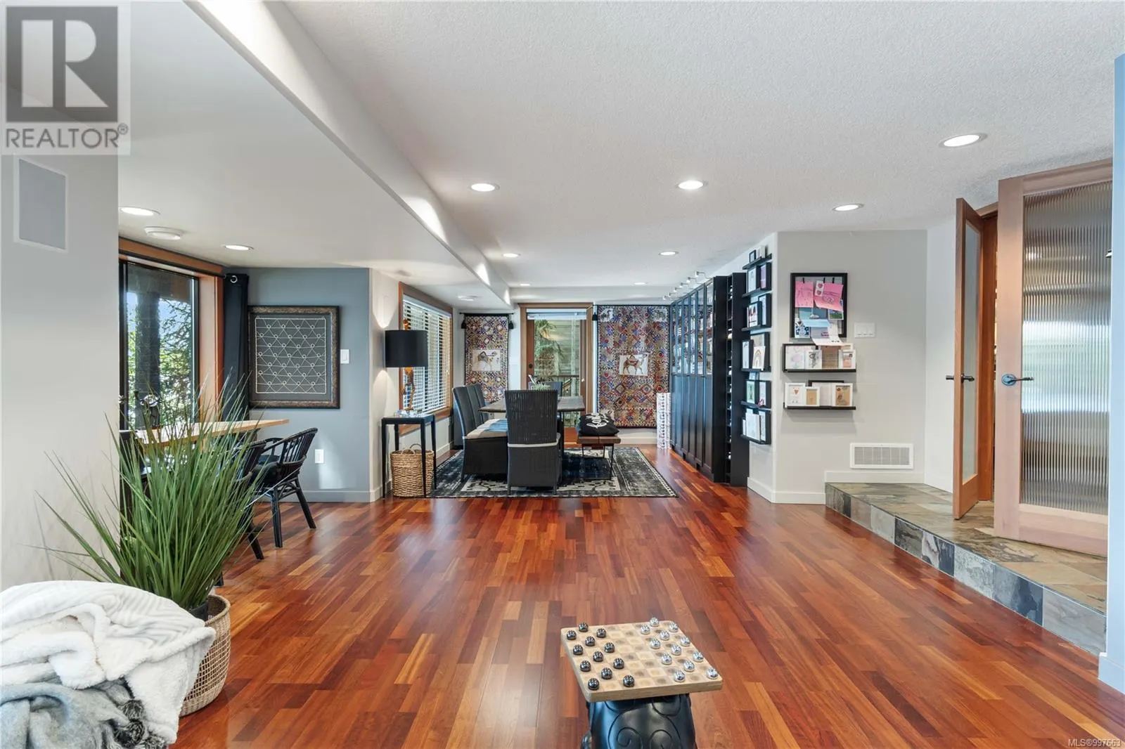 211 Ferntree Pl