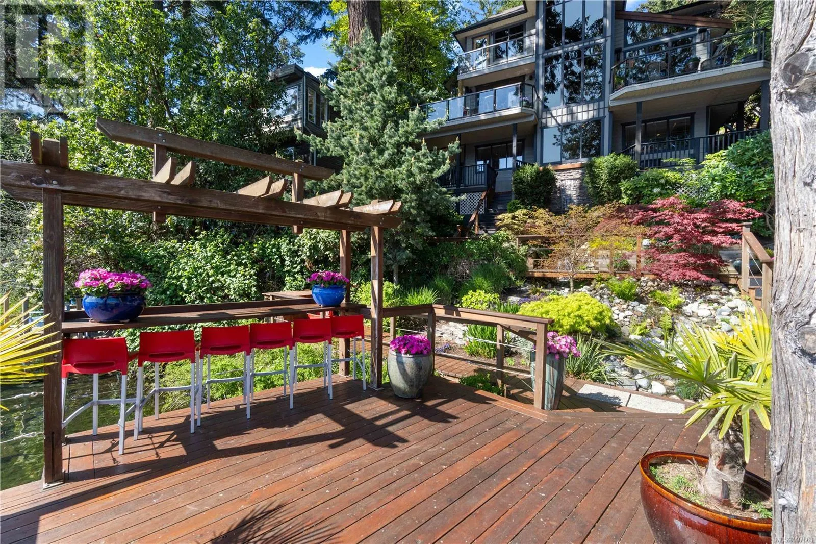 211 Ferntree Pl