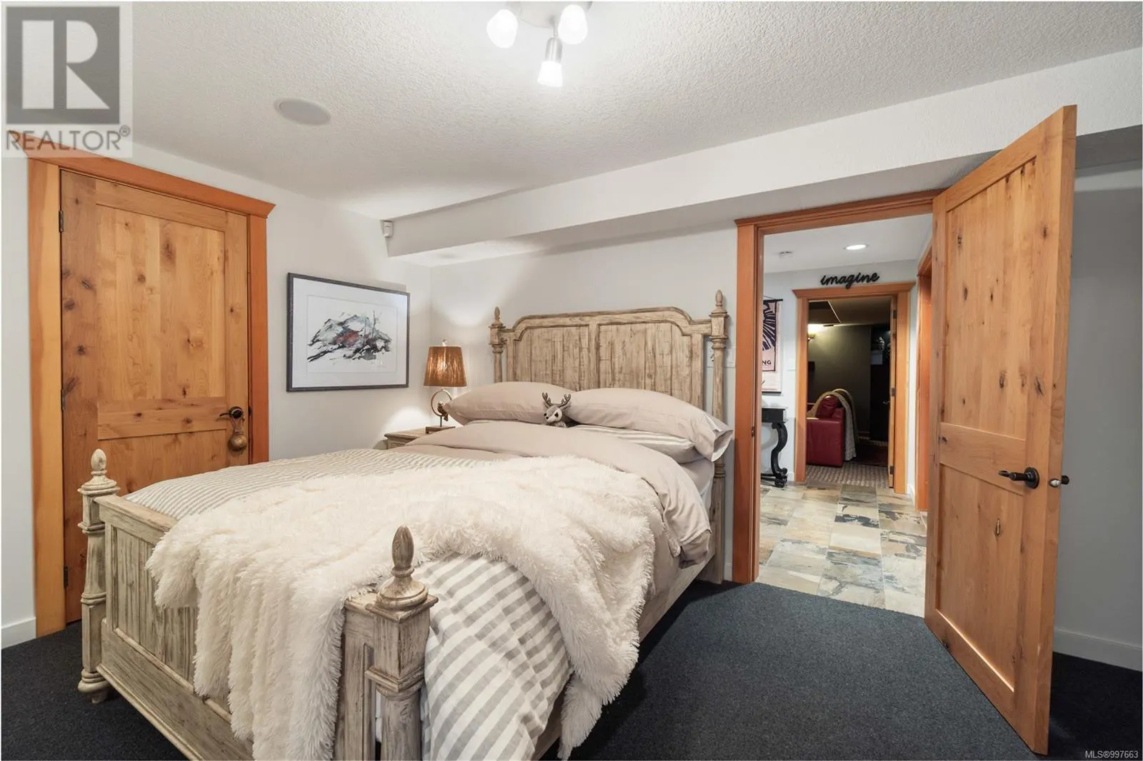 211 Ferntree Pl