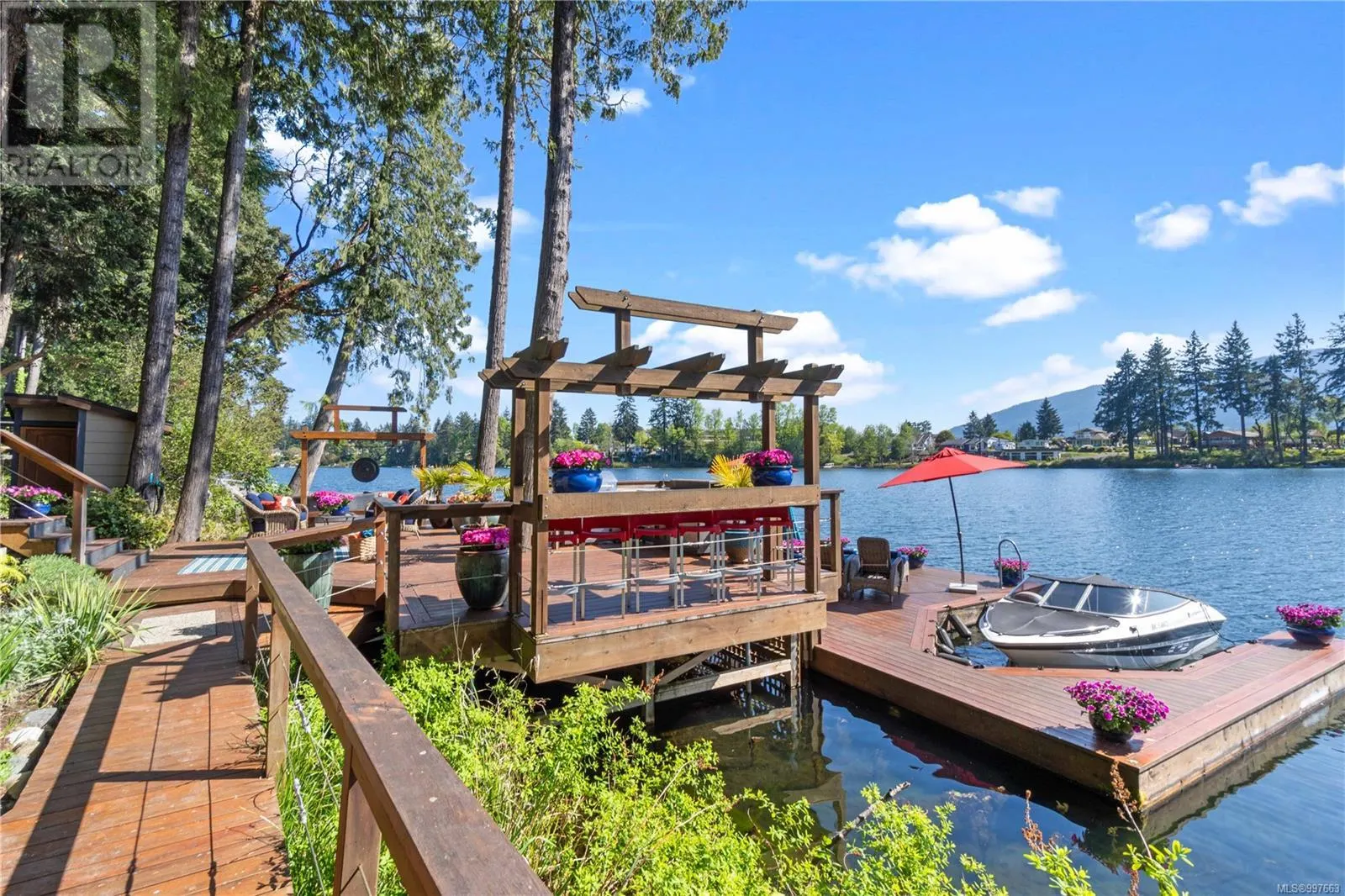 211 Ferntree Pl