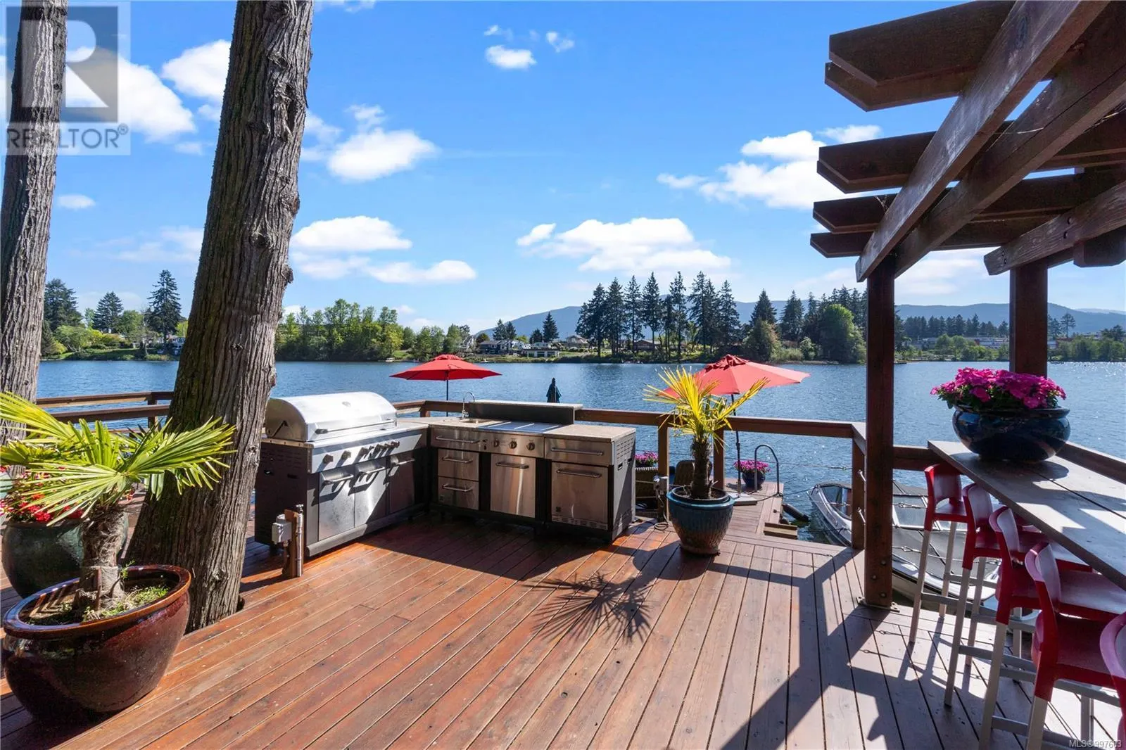 211 Ferntree Pl