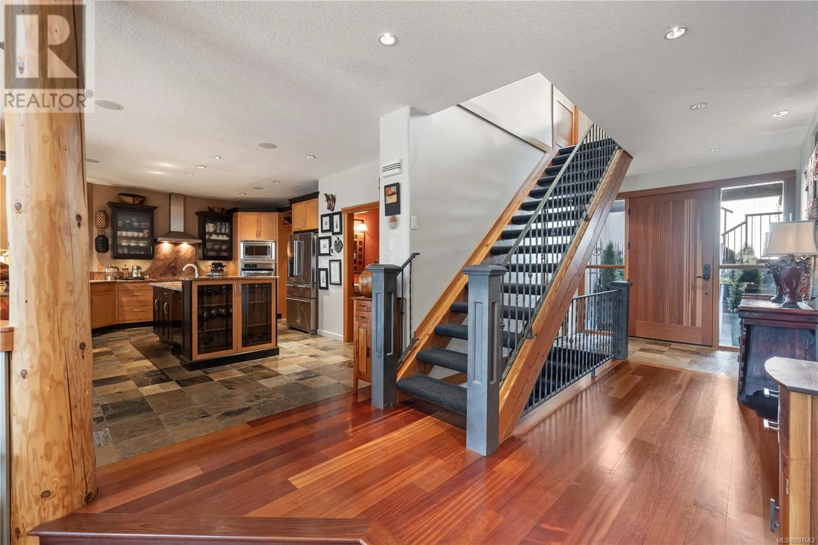 211 Ferntree Pl
