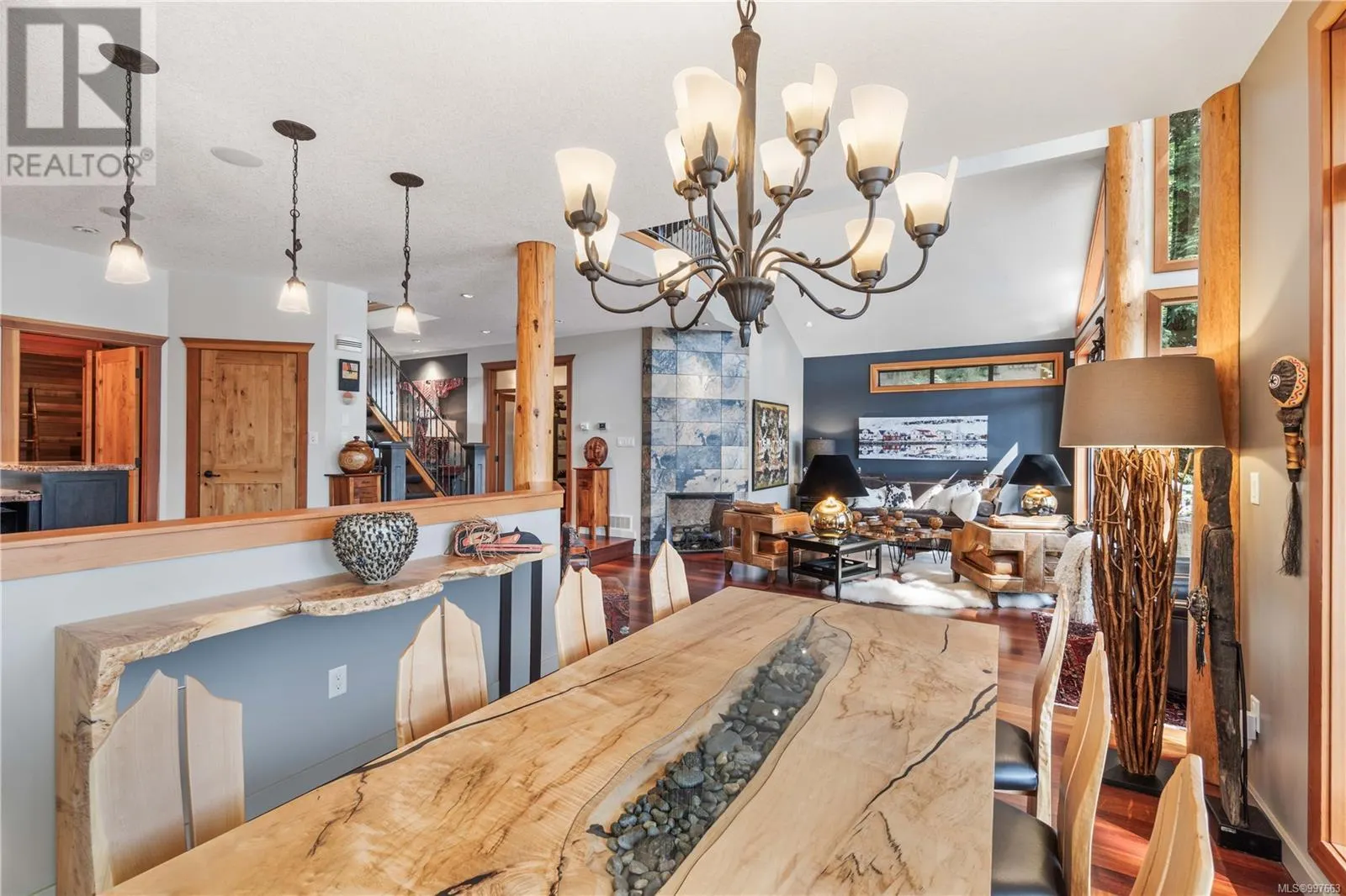 211 Ferntree Pl