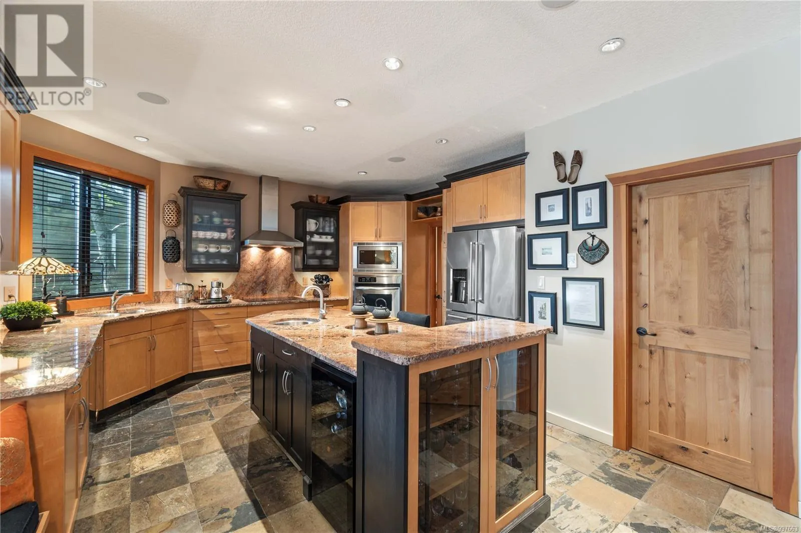 211 Ferntree Pl