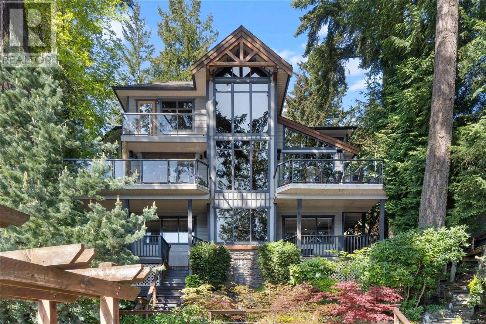 211 Ferntree Pl
