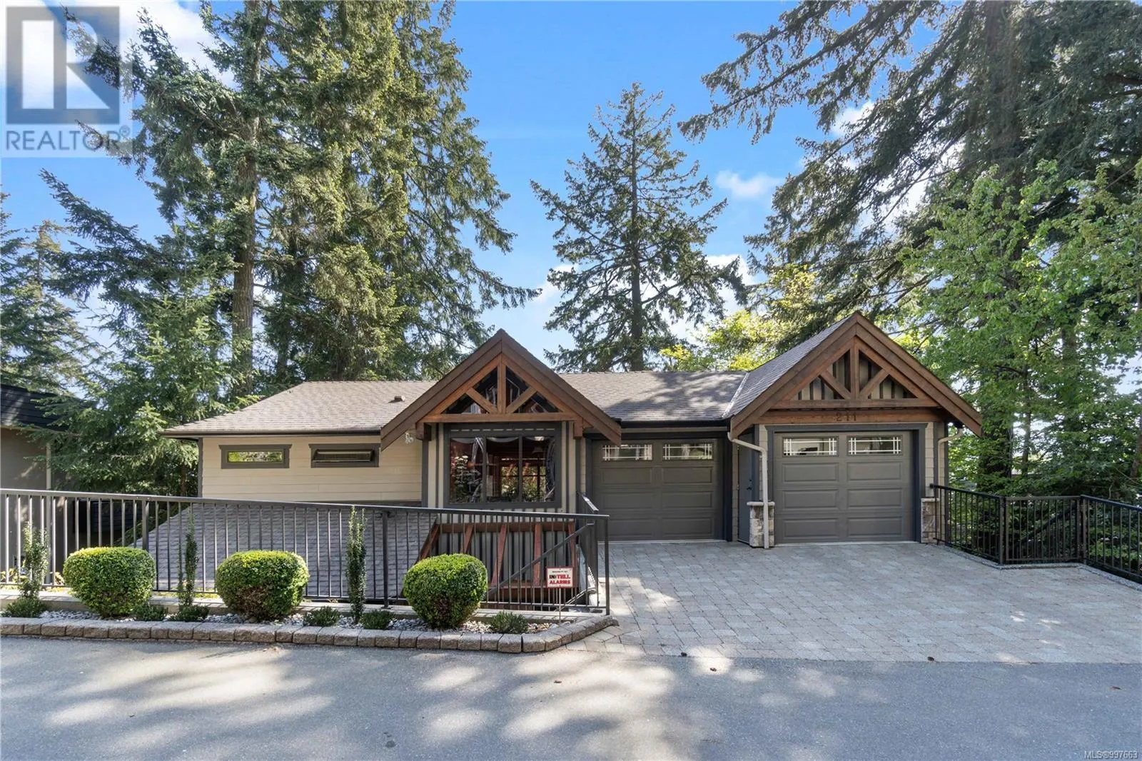 211 Ferntree Pl