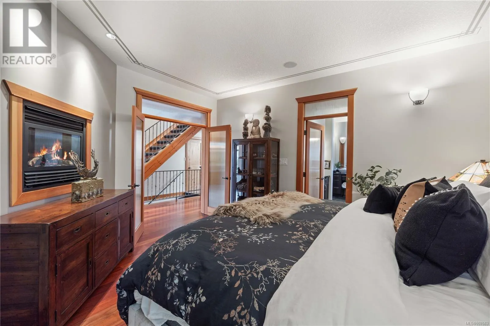 211 Ferntree Pl