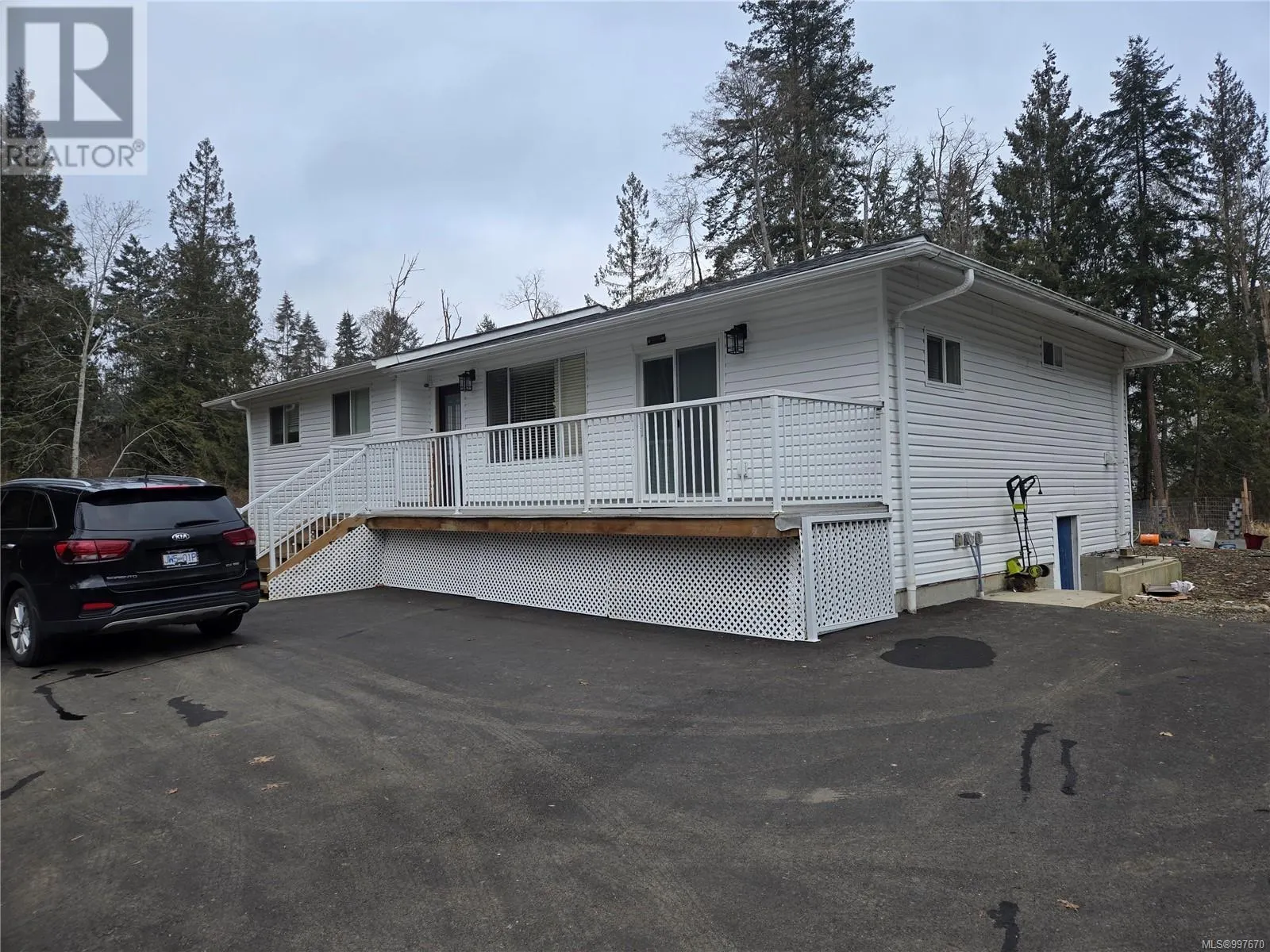 2275 Island Hwy E