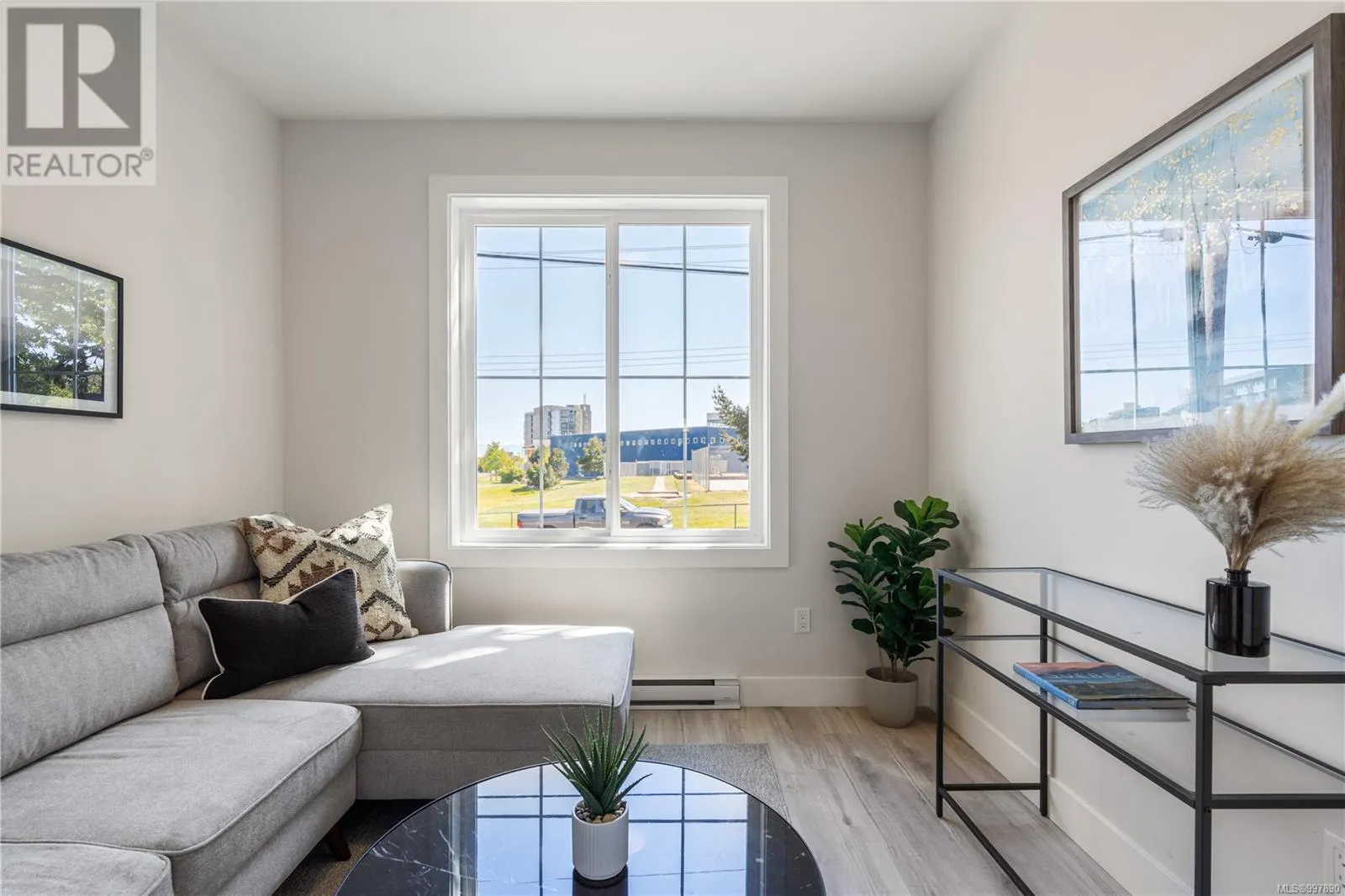 2 910 Old Esquimalt Rd
