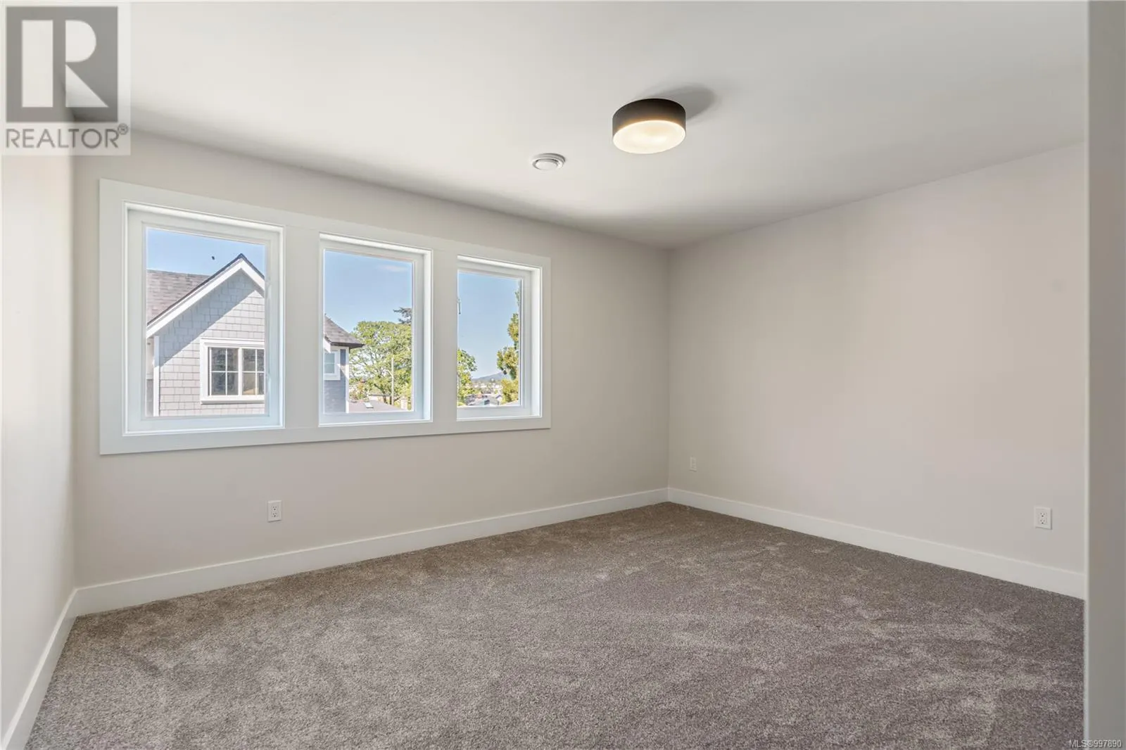 2 910 Old Esquimalt Rd