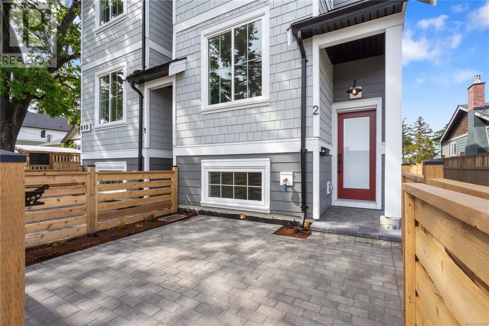 2 910 Old Esquimalt Rd