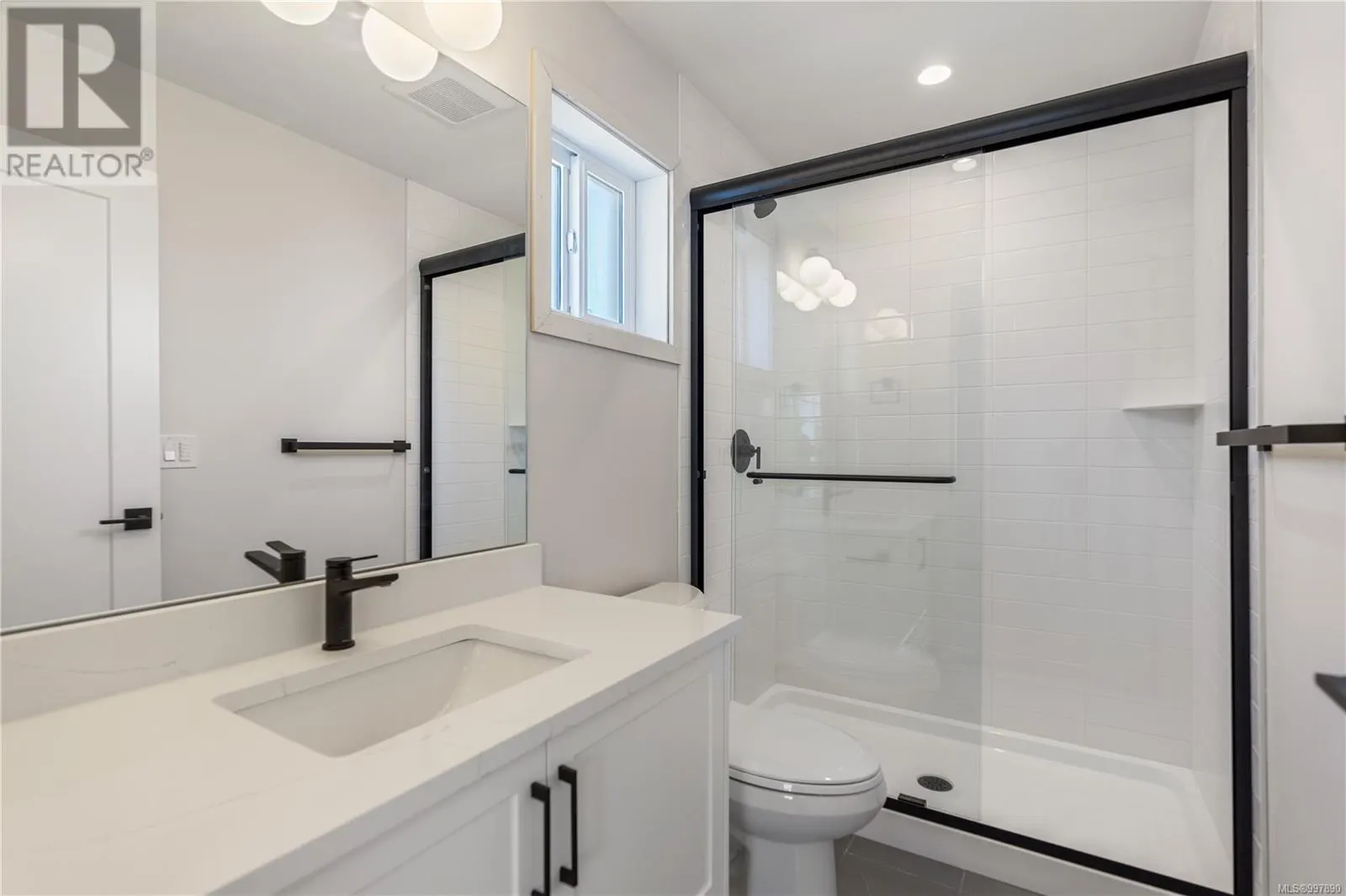 2 910 Old Esquimalt Rd