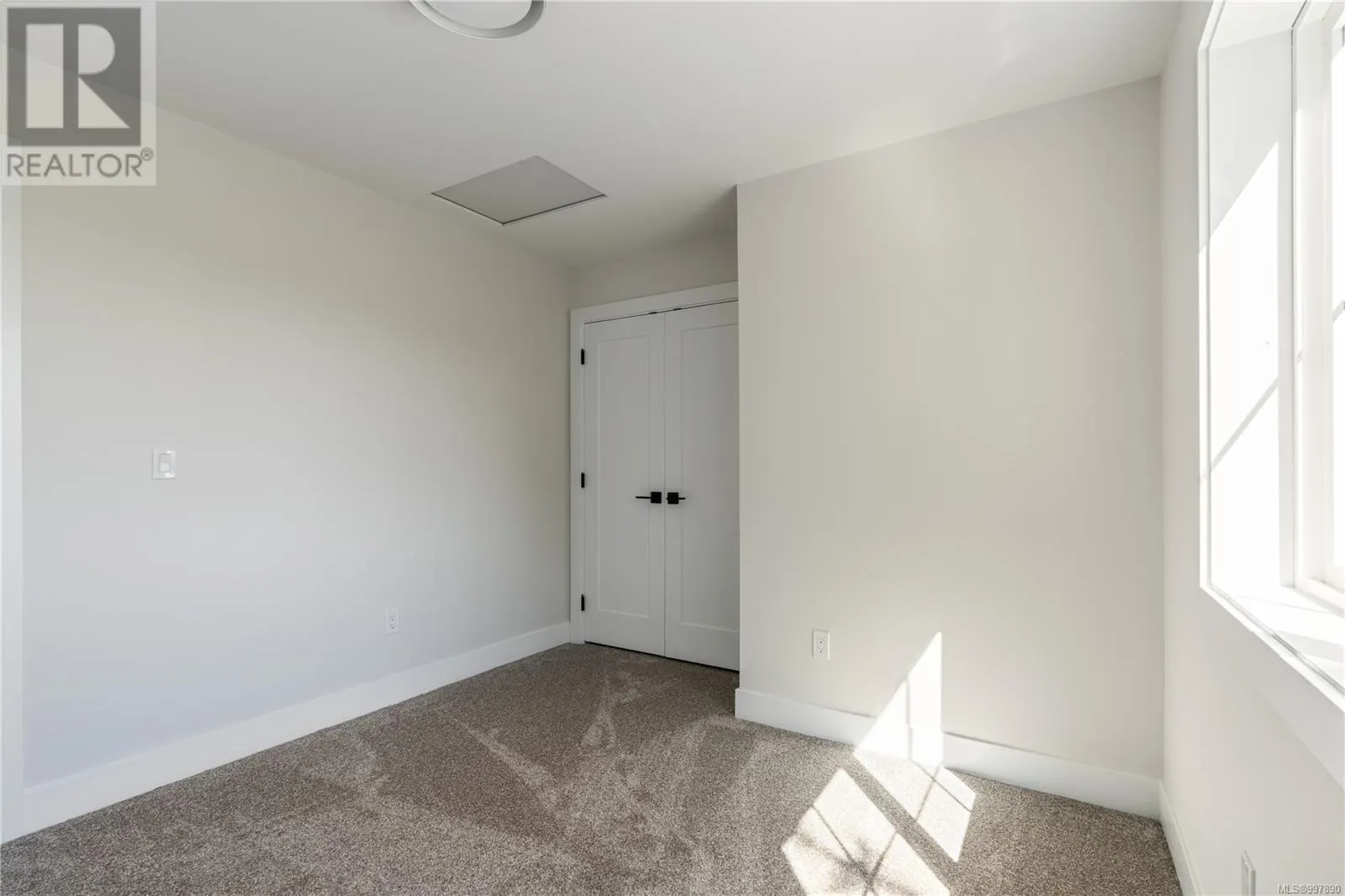 2 910 Old Esquimalt Rd