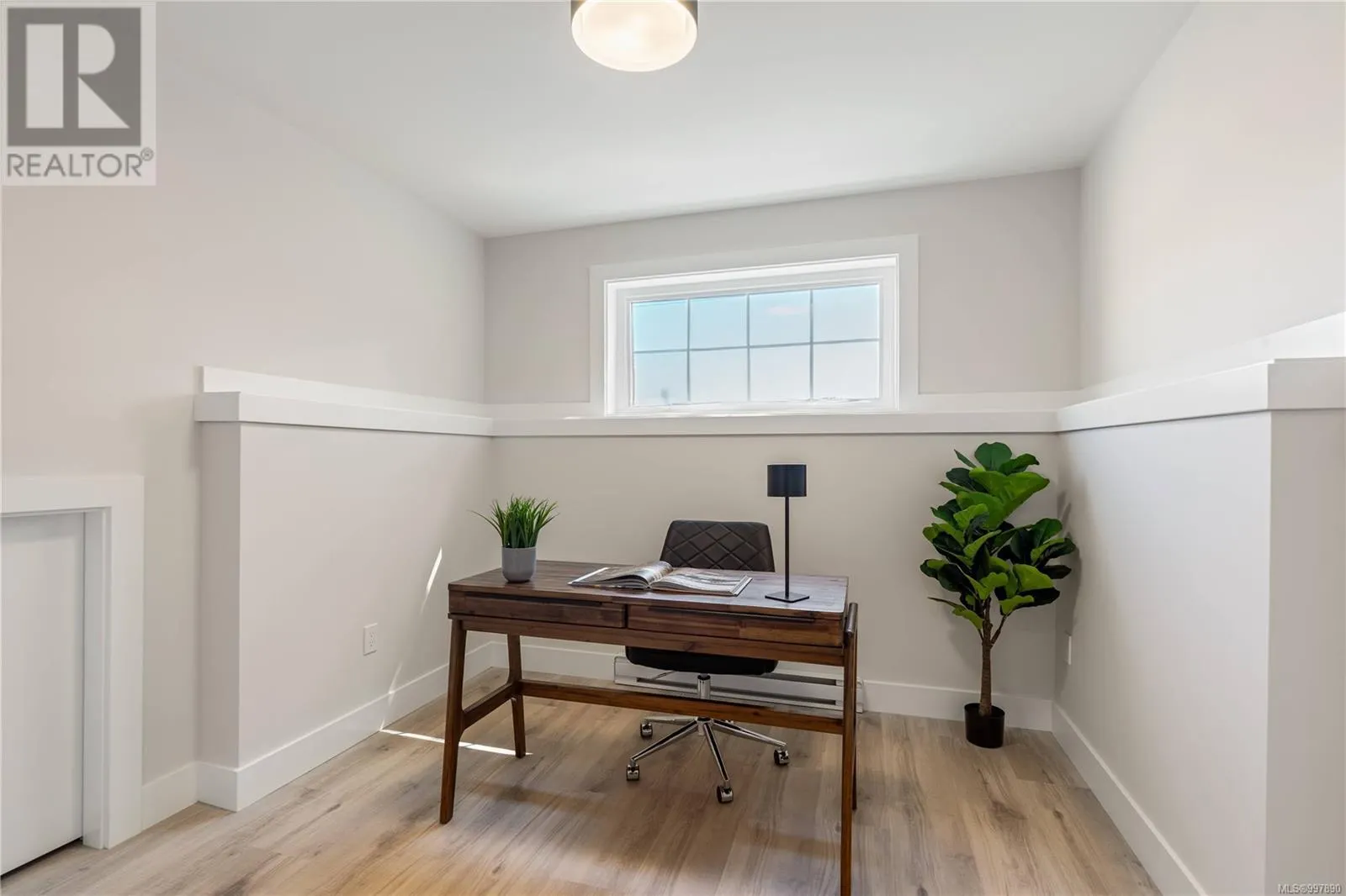 2 910 Old Esquimalt Rd
