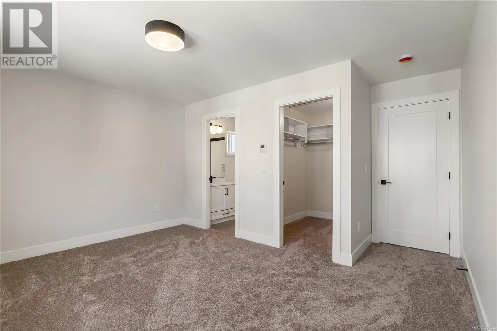 2 910 Old Esquimalt Rd