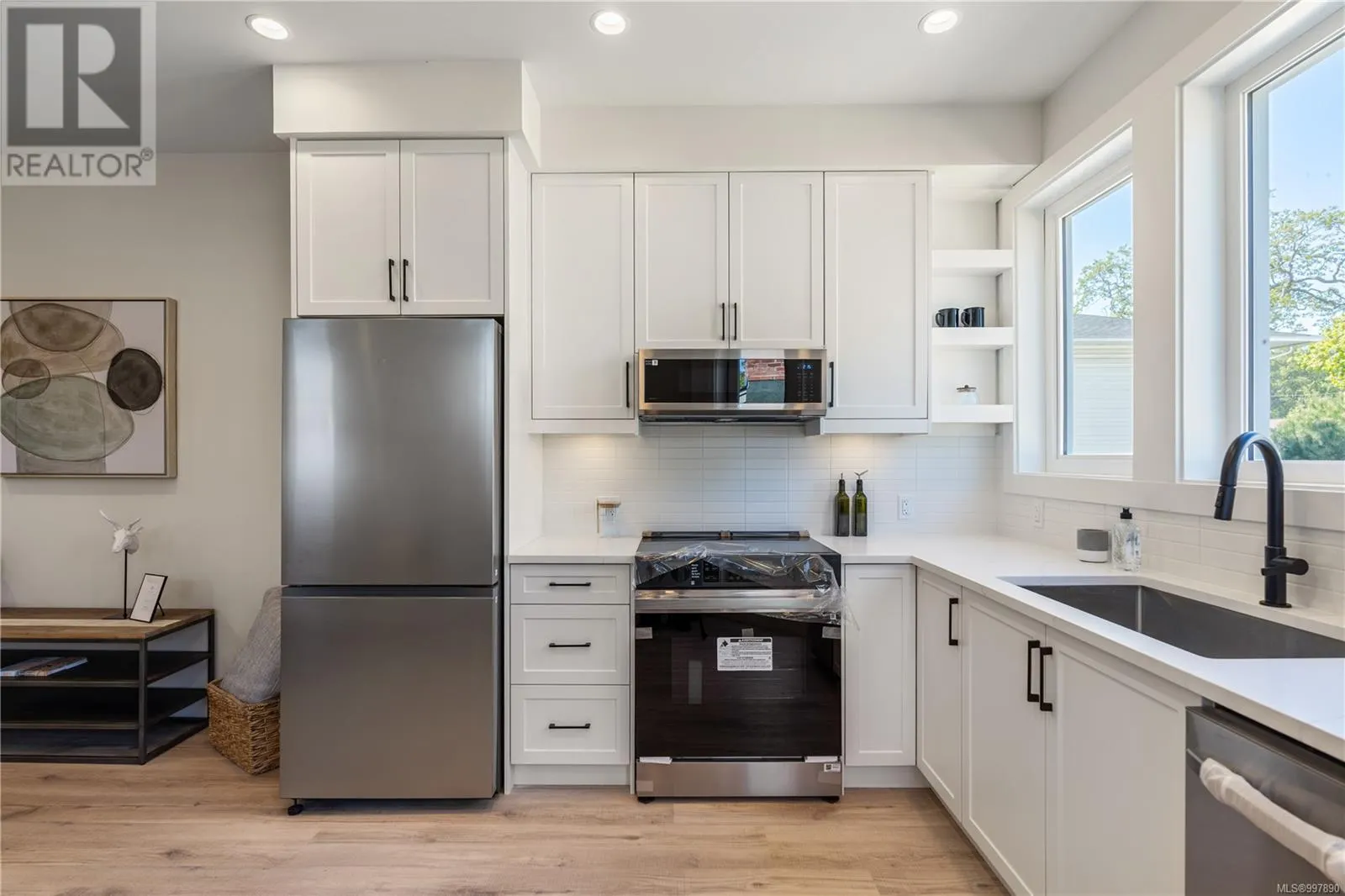 2 910 Old Esquimalt Rd
