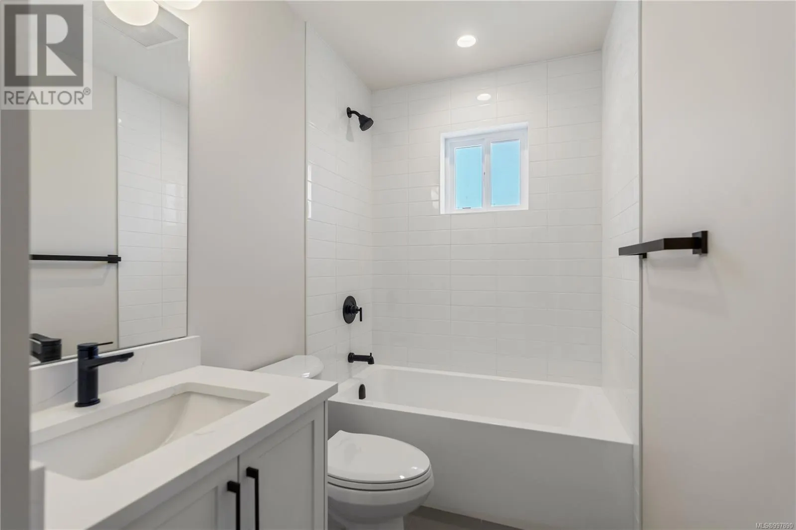 2 910 Old Esquimalt Rd