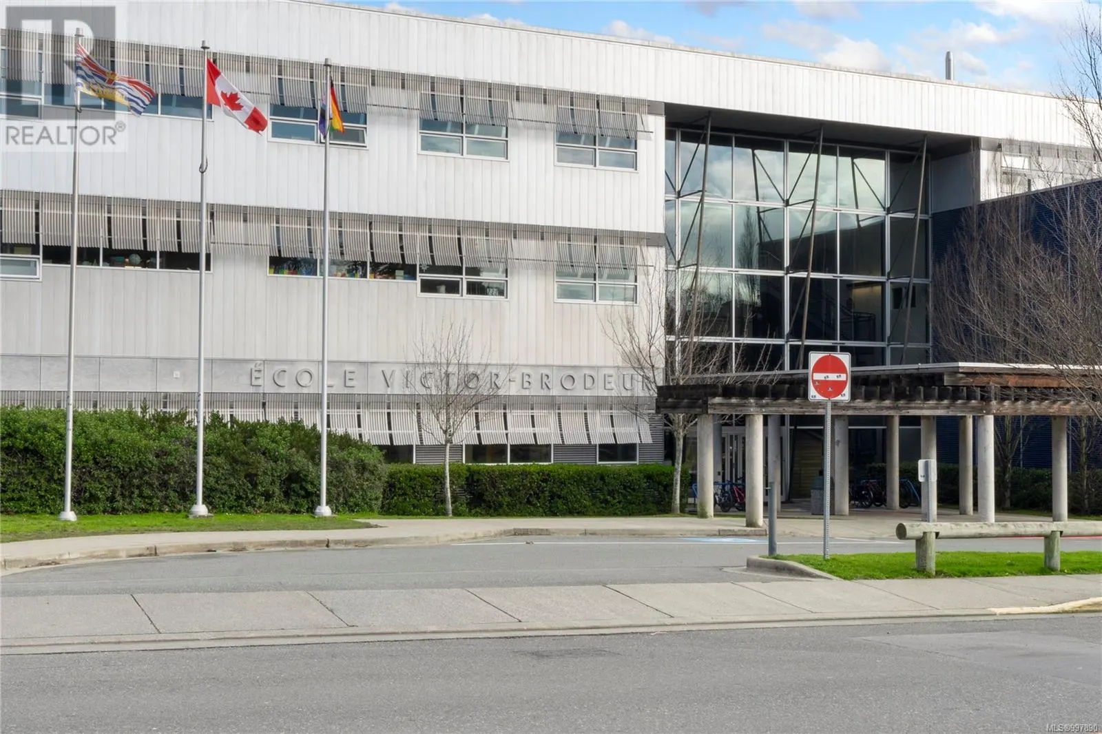 2 910 Old Esquimalt Rd