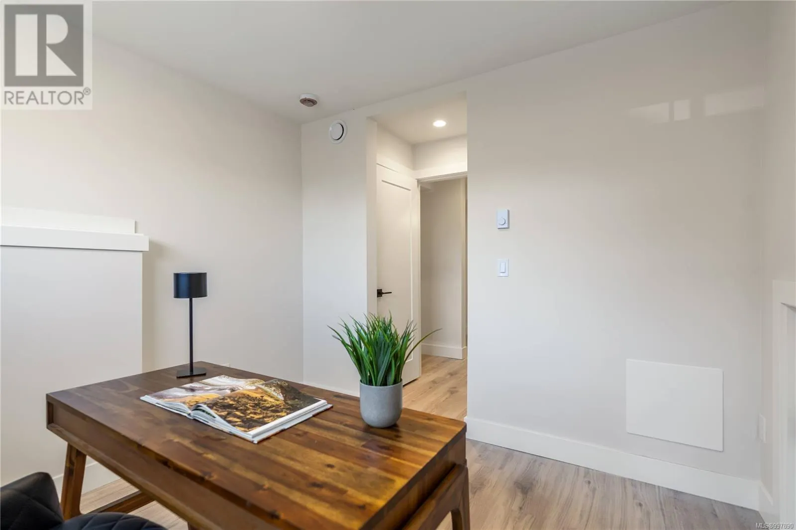 2 910 Old Esquimalt Rd