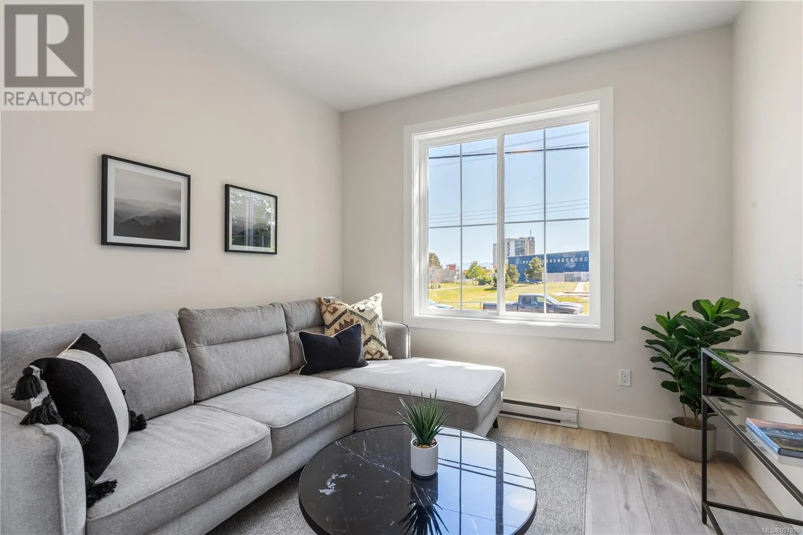 2 910 Old Esquimalt Rd