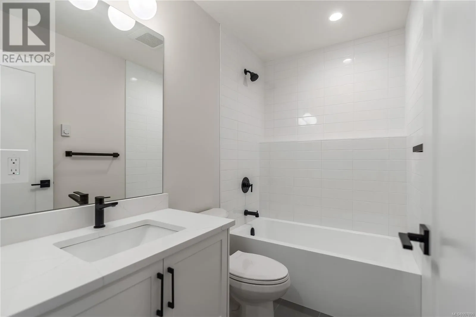 2 910 Old Esquimalt Rd