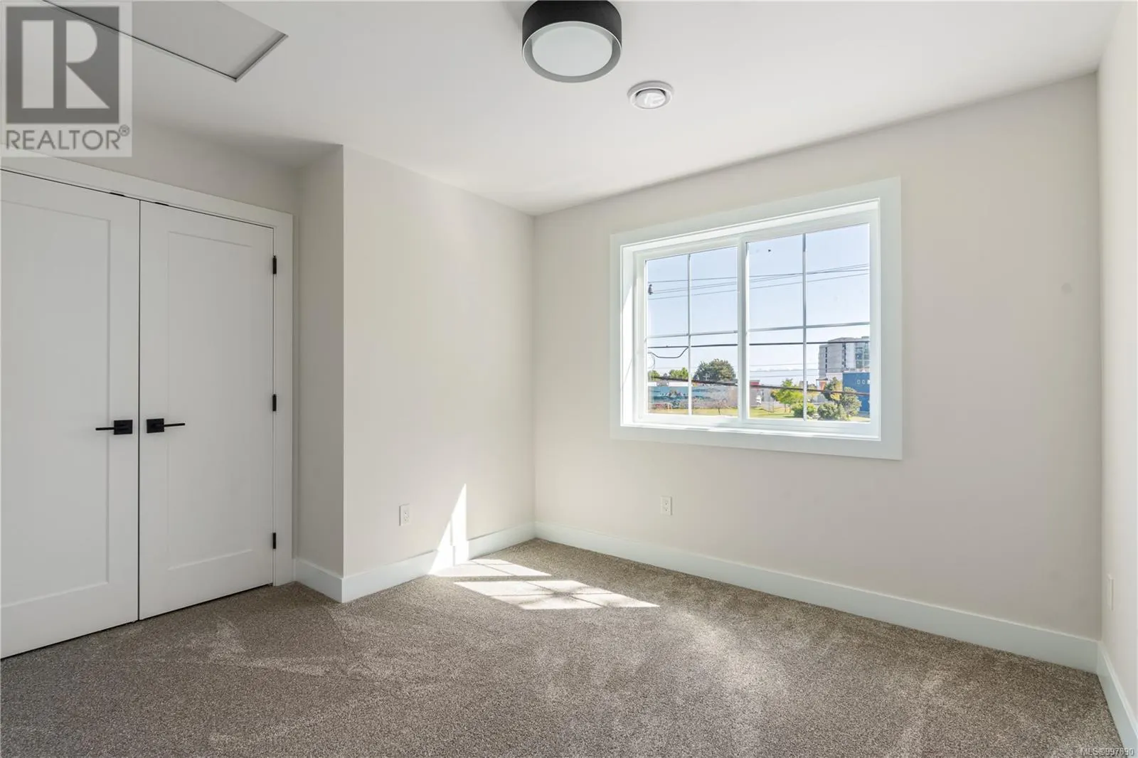 2 910 Old Esquimalt Rd